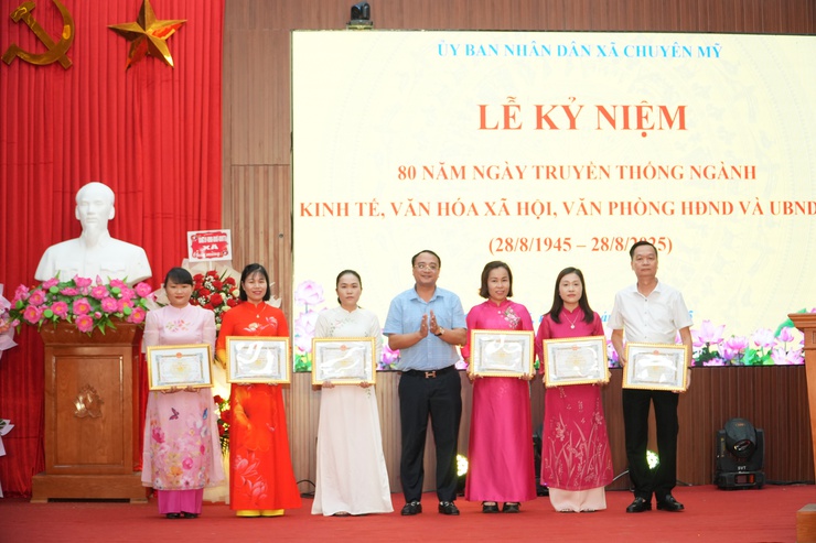 Lễ kỷ niệm 80 năm ngày truyền thống ngành Kinh tế, Văn hoá – xã hội, Văn phòng HĐND – UBND xã (28/8/1945 – 28/8/2025)- Ảnh 11.