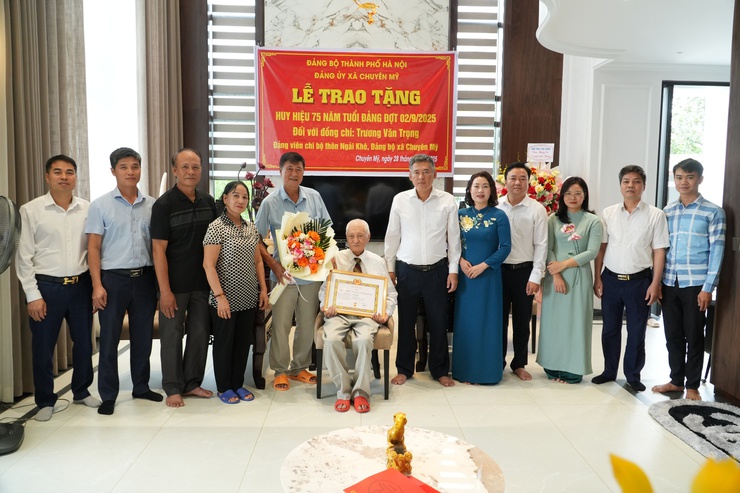 Trao Huy hiệu Đảng tại gia đình các đảng viên cao tuổi- Ảnh 2.