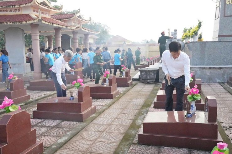 Phường Sơn Tây dâng hương viếng các anh hùng liệt sĩ- Ảnh 6.