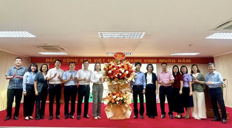 Phường Dương Nội gặp mặt kỷ niệm 80 năm ngày truyền thống các ngành trong hệ thống cơ quan UBND phường - Ảnh 1.