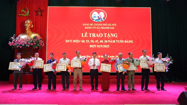 Xã Thanh Oai: 56 đảng viên được trao tặng huy hiệu Đảng đợt 2/9/2025- Ảnh 9.