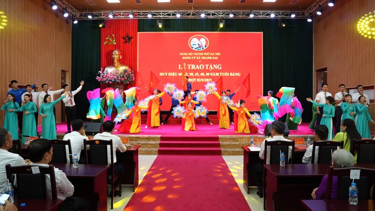 Xã Thanh Oai: 56 đảng viên được trao tặng huy hiệu Đảng đợt 2/9/2025- Ảnh 2.