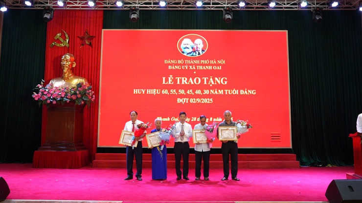 Xã Thanh Oai: 56 đảng viên được trao tặng huy hiệu Đảng đợt 2/9/2025- Ảnh 8.