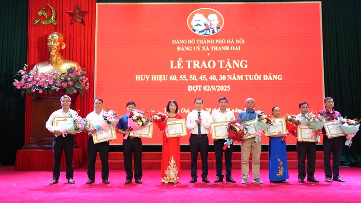 Xã Thanh Oai: 56 đảng viên được trao tặng huy hiệu Đảng đợt 2/9/2025- Ảnh 11.