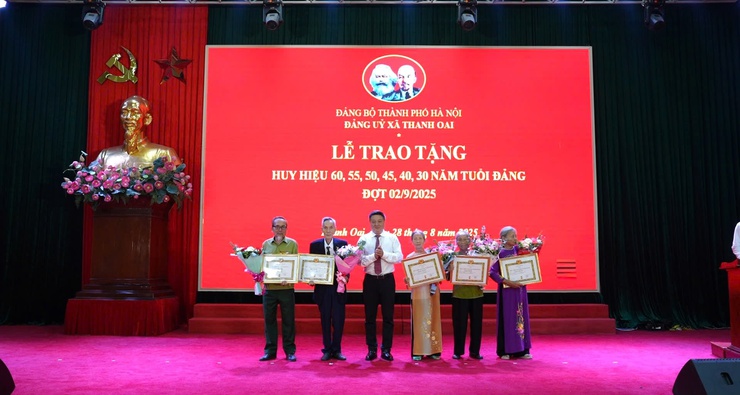 Xã Thanh Oai: 56 đảng viên được trao tặng huy hiệu Đảng đợt 2/9/2025- Ảnh 6.