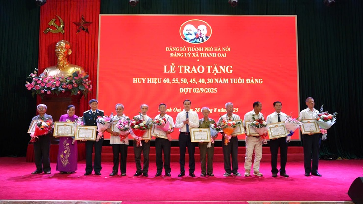 Xã Thanh Oai: 56 đảng viên được trao tặng huy hiệu Đảng đợt 2/9/2025- Ảnh 10.