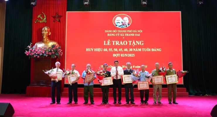 Xã Thanh Oai: 56 đảng viên được trao tặng huy hiệu Đảng đợt 2/9/2025- Ảnh 7.