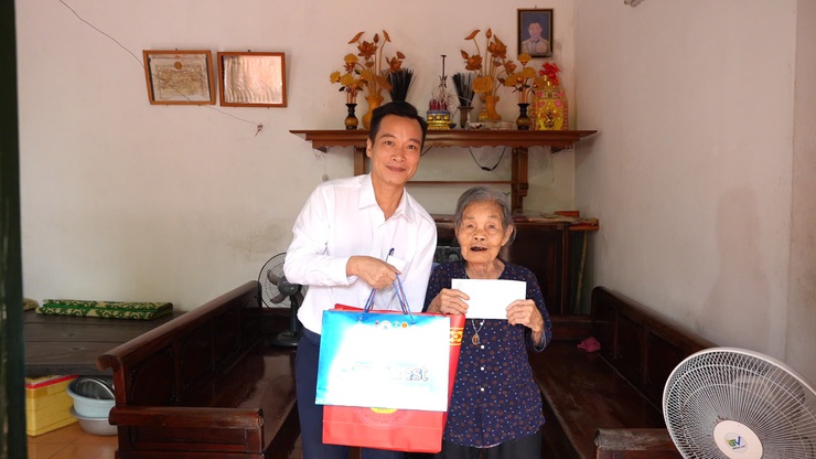 Phó Chủ tịch UBND xã Nguyễn Hồng Hải thăm, tặng quà người có công tiêu biểu nhân dịp 2/9- Ảnh 1.