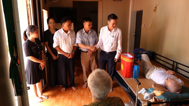 Phó Chủ tịch UBND xã Nguyễn Hồng Hải thăm, tặng quà người có công tiêu biểu nhân dịp 2/9- Ảnh 2.