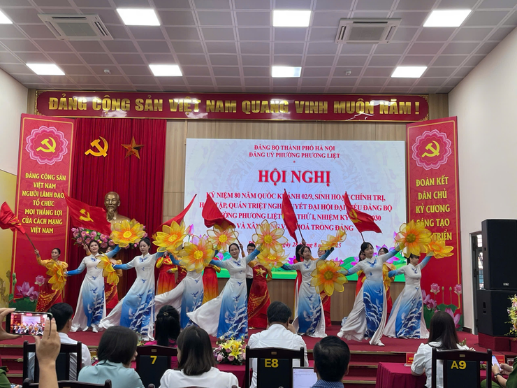 Hội nghị kỷ niệm 80 năm Cách mạng Tháng 8 và Quốc khánh 2/9; Sinh hoạt Chính trị, học tập, quán triệt Nghị quyết Đại hội đại biểu Đảng bộ phường Phương Liệt lần thứ I, nhiệm kỳ 2025-2030- Ảnh 2.