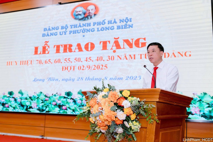 Lễ trao tặng Huy hiệu Đảng đợt 02/9/2025- Ảnh 1.