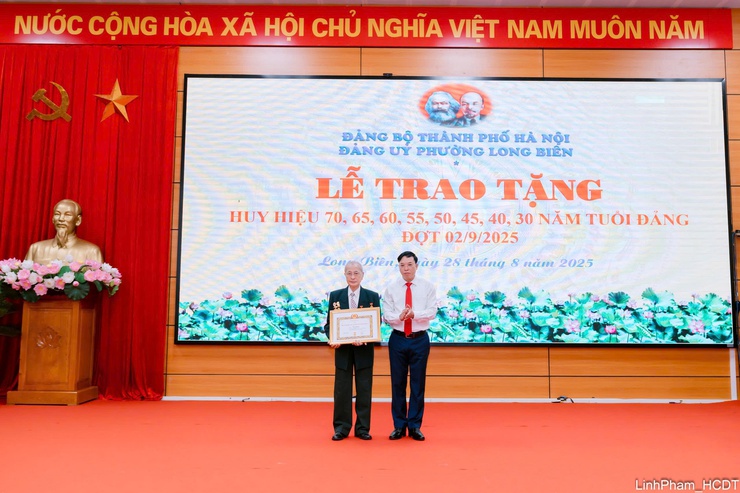 Lễ trao tặng Huy hiệu Đảng đợt 02/9/2025- Ảnh 4.