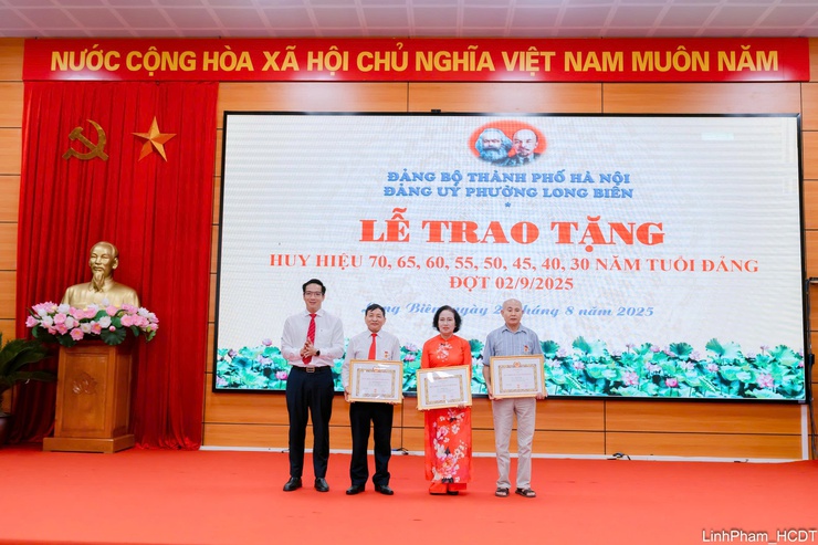 Lễ trao tặng Huy hiệu Đảng đợt 02/9/2025- Ảnh 5.