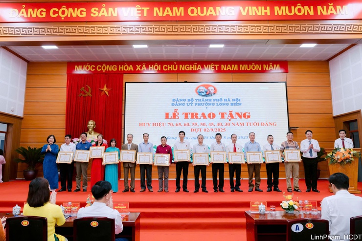 Lễ trao tặng Huy hiệu Đảng đợt 02/9/2025- Ảnh 6.