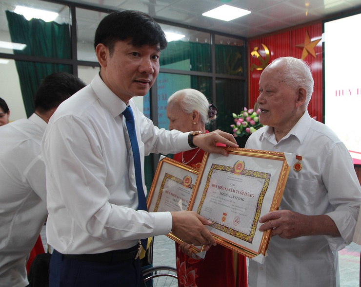 Đảng bộ xã Hòa Xá trao tặng Huy hiệu Đảng, ghi nhận cống hiến của các thế hệ đảng viên- Ảnh 3.