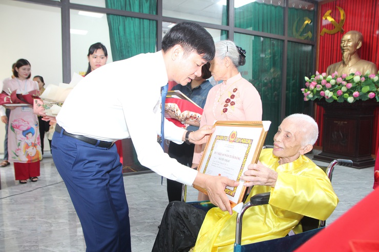 Đảng bộ xã Hòa Xá trao tặng Huy hiệu Đảng, ghi nhận cống hiến của các thế hệ đảng viên- Ảnh 2.