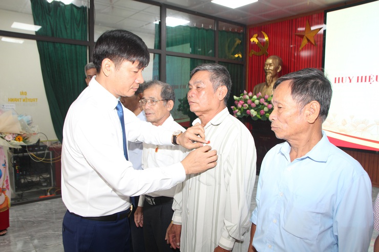 Đảng bộ xã Hòa Xá trao tặng Huy hiệu Đảng, ghi nhận cống hiến của các thế hệ đảng viên- Ảnh 1.