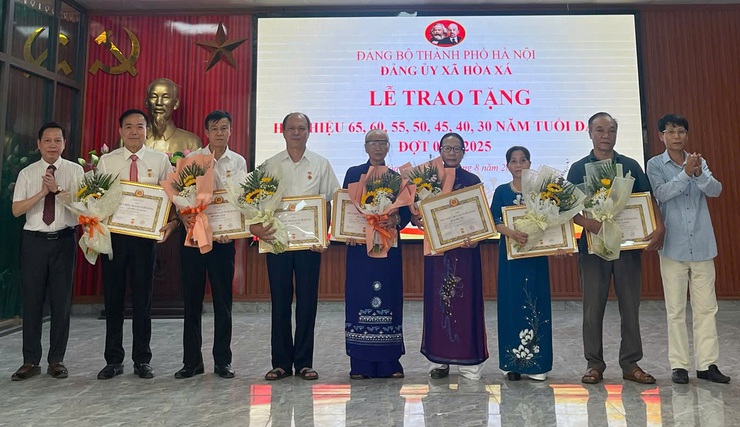 Đảng bộ xã Hòa Xá trao tặng Huy hiệu Đảng, ghi nhận cống hiến của các thế hệ đảng viên- Ảnh 8.