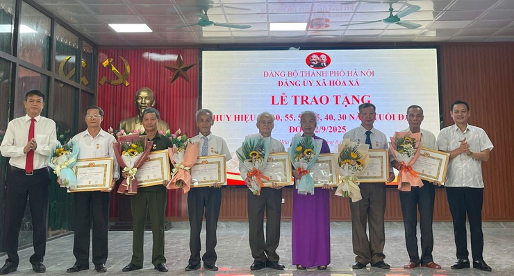 Đảng bộ xã Hòa Xá trao tặng Huy hiệu Đảng, ghi nhận cống hiến của các thế hệ đảng viên- Ảnh 5.