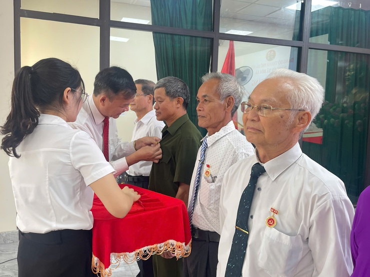 Đảng bộ xã Hòa Xá trao tặng Huy hiệu Đảng, ghi nhận cống hiến của các thế hệ đảng viên- Ảnh 4.