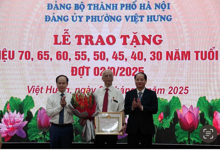 Lễ trao tặng Huy hiệu Đảng đợt 2/9, Đảng ủy phường Việt Hưng- Ảnh 1.