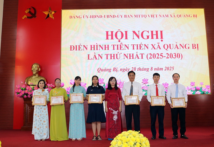 Đảng ủy – HĐND – UBND – UB MTTQ Việt Nam xã Quảng Bị tổ chức Hội nghị điển hình tiên tiến lần thứ nhất, giai đoạn 2025-2030- Ảnh 9.