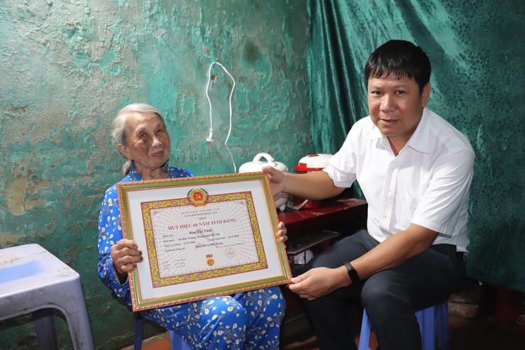 Các đồng chí lãnh đạo Đảng ủy xã Bát Tràng trao tặng Huy hiệu Đảng tại nhà cho đảng viên lão thành- Ảnh 4.