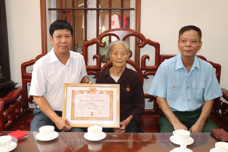 Các đồng chí lãnh đạo Đảng ủy xã Bát Tràng trao tặng Huy hiệu Đảng tại nhà cho đảng viên lão thành- Ảnh 1.