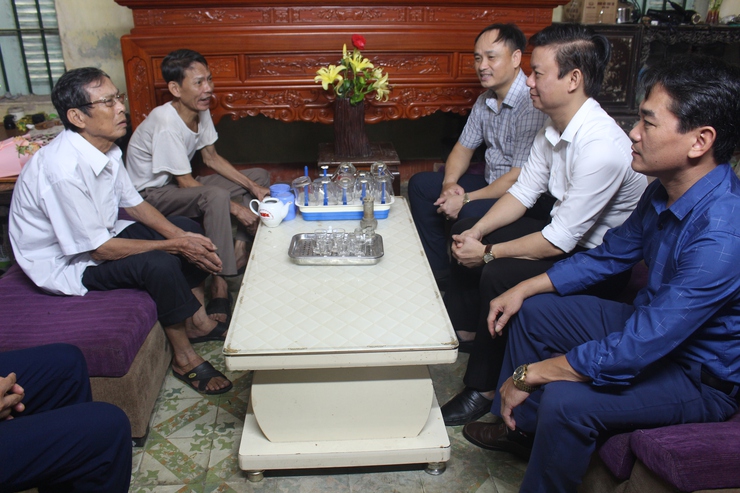 Các đồng chí lãnh đạo Đảng uỷ trao Huy hiệu Đảng tại nhà riêng cho các Đảng viên - Ảnh 1.