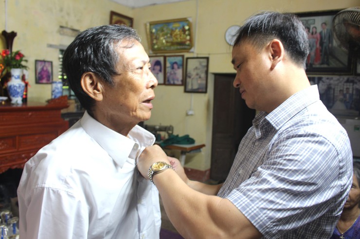 Các đồng chí lãnh đạo Đảng uỷ trao Huy hiệu Đảng tại nhà riêng cho các Đảng viên - Ảnh 2.