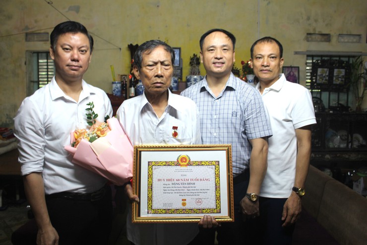Các đồng chí lãnh đạo Đảng uỷ trao Huy hiệu Đảng tại nhà riêng cho các Đảng viên - Ảnh 3.