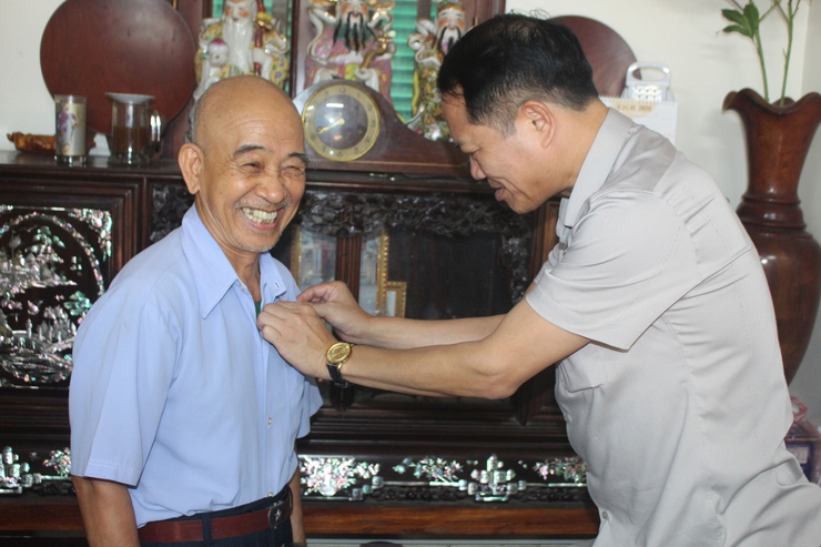 Các đồng chí lãnh đạo Đảng uỷ trao Huy hiệu Đảng tại nhà riêng cho các Đảng viên - Ảnh 4.
