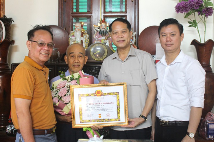 Các đồng chí lãnh đạo Đảng uỷ trao Huy hiệu Đảng tại nhà riêng cho các Đảng viên - Ảnh 5.