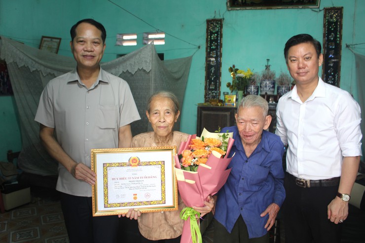 Các đồng chí lãnh đạo Đảng uỷ trao Huy hiệu Đảng tại nhà riêng cho các Đảng viên - Ảnh 6.