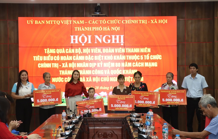 MTTQ xã Phú Xuyên chuyển kinh phí tặng quà cán bộ, hội viên, đoàn viên, thanh niên tiêu biểu có hoàn cảnh đặc biệt khó khăn- Ảnh 1.