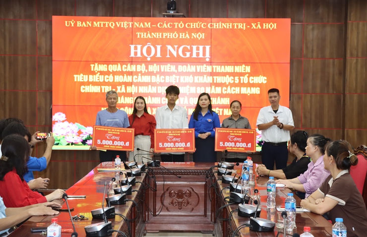 MTTQ xã Phú Xuyên chuyển kinh phí tặng quà cán bộ, hội viên, đoàn viên, thanh niên tiêu biểu có hoàn cảnh đặc biệt khó khăn- Ảnh 2.