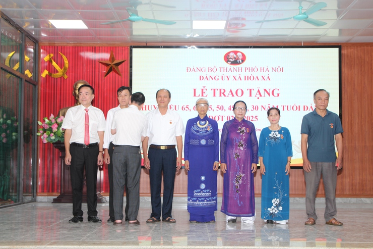 Đảng bộ xã Hòa Xá trao tặng Huy hiệu Đảng, ghi nhận cống hiến của các thế hệ đảng viên- Ảnh 10.