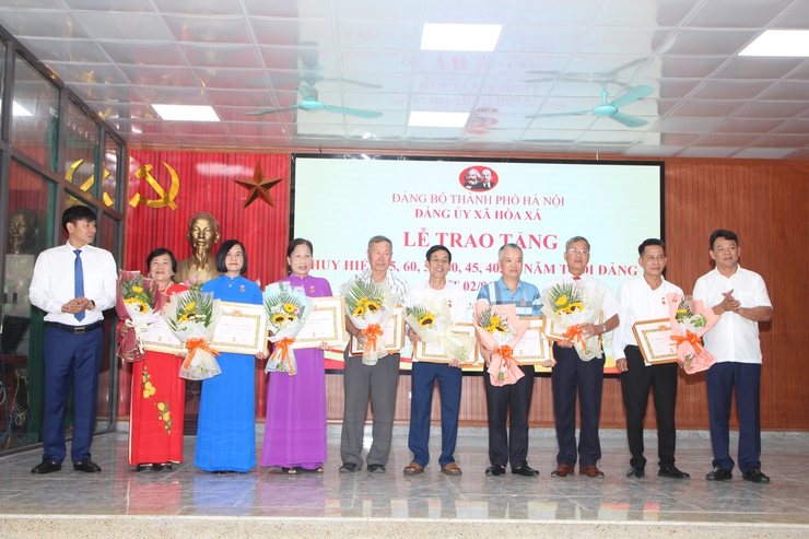 Đảng bộ xã Hòa Xá trao tặng Huy hiệu Đảng, ghi nhận cống hiến của các thế hệ đảng viên- Ảnh 11.