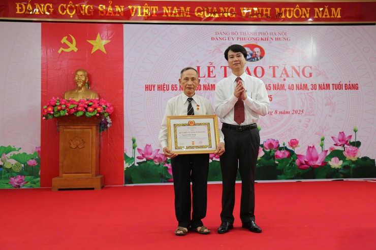 84 đảng viên Phường Kiến Hưng vinh dự nhận Huy hiệu 65 năm đến 30 năm tuổi đảng- Ảnh 2.