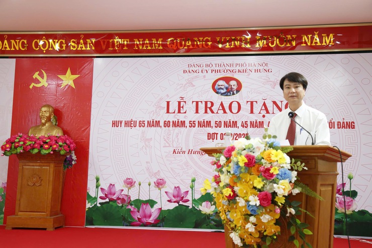 84 đảng viên Phường Kiến Hưng vinh dự nhận Huy hiệu 65 năm đến 30 năm tuổi đảng- Ảnh 1.