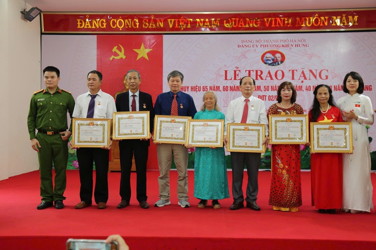 84 đảng viên Phường Kiến Hưng vinh dự nhận Huy hiệu 65 năm đến 30 năm tuổi đảng- Ảnh 4.