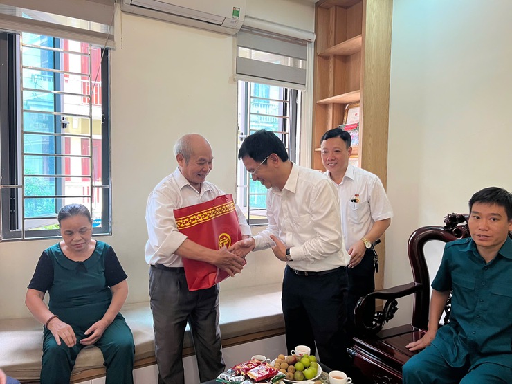 Chủ tịch UBND phường Kiến Hưng thăm, tặng quà gia đình người có công với cách mạng tiêu biểu- Ảnh 1.