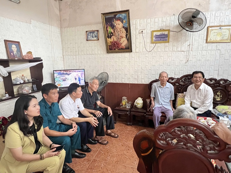 Chủ tịch UBND phường Kiến Hưng thăm, tặng quà gia đình người có công với cách mạng tiêu biểu- Ảnh 3.