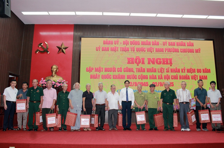 Chương Mỹ gặp mặt, tri ân người có công, thân nhân liệt sĩ nhân kỷ niệm 80 năm Quốc khánh nước CHXHCN Việt Nam (02/9/1945 – 02/9/2025)- Ảnh 5.