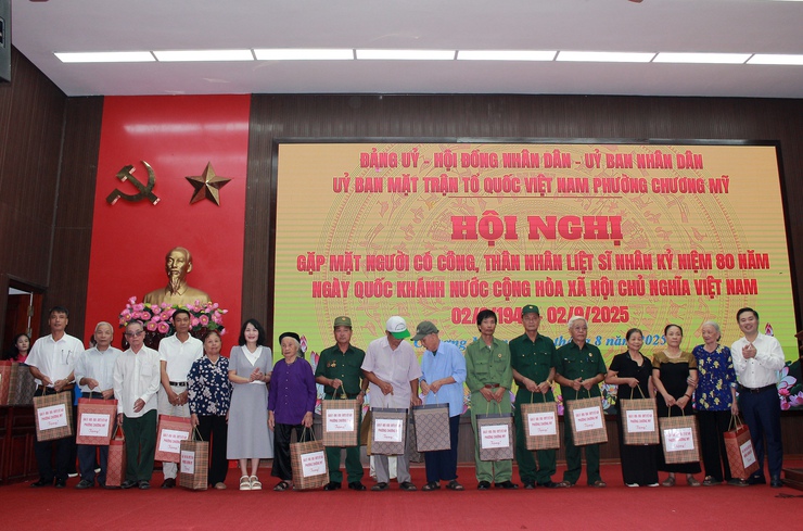 Chương Mỹ gặp mặt, tri ân người có công, thân nhân liệt sĩ nhân kỷ niệm 80 năm Quốc khánh nước CHXHCN Việt Nam (02/9/1945 – 02/9/2025)- Ảnh 7.
