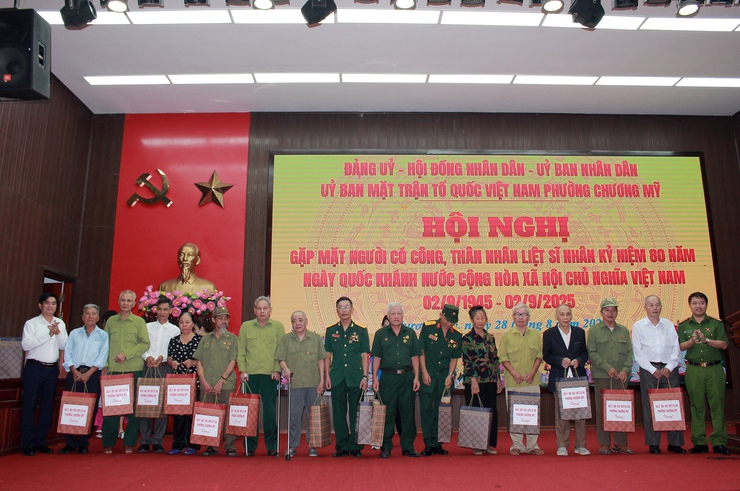 Chương Mỹ gặp mặt, tri ân người có công, thân nhân liệt sĩ nhân kỷ niệm 80 năm Quốc khánh nước CHXHCN Việt Nam (02/9/1945 – 02/9/2025)- Ảnh 8.
