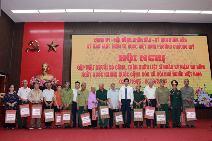 Chương Mỹ gặp mặt, tri ân người có công, thân nhân liệt sĩ nhân kỷ niệm 80 năm Quốc khánh nước CHXHCN Việt Nam (02/9/1945 – 02/9/2025)- Ảnh 10.