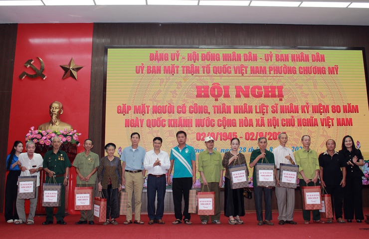 Chương Mỹ gặp mặt, tri ân người có công, thân nhân liệt sĩ nhân kỷ niệm 80 năm Quốc khánh nước CHXHCN Việt Nam (02/9/1945 – 02/9/2025)- Ảnh 11.