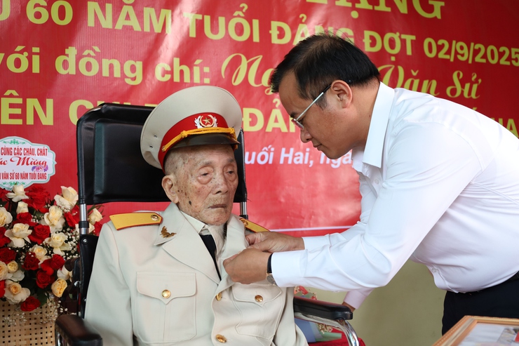 Trao Huy hiệu 60 năm tuổi Đảng cho đảng viên Nguyễn Văn Sử- Ảnh 1.