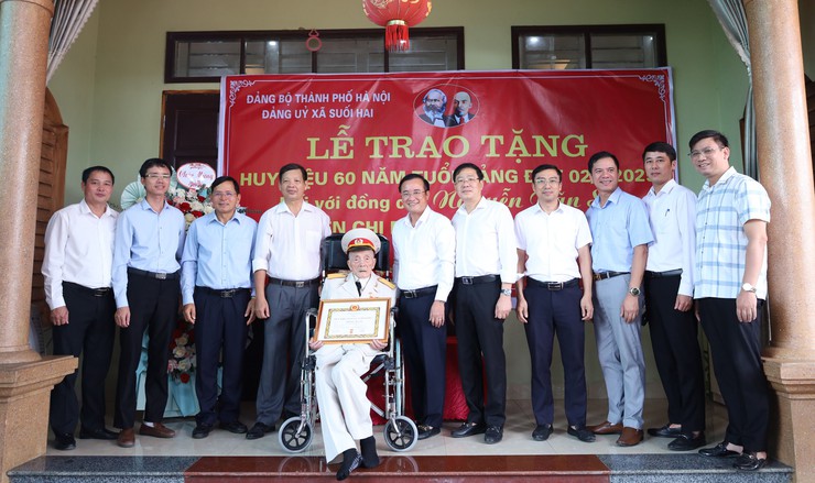 Trao Huy hiệu 60 năm tuổi Đảng cho đảng viên Nguyễn Văn Sử- Ảnh 2.